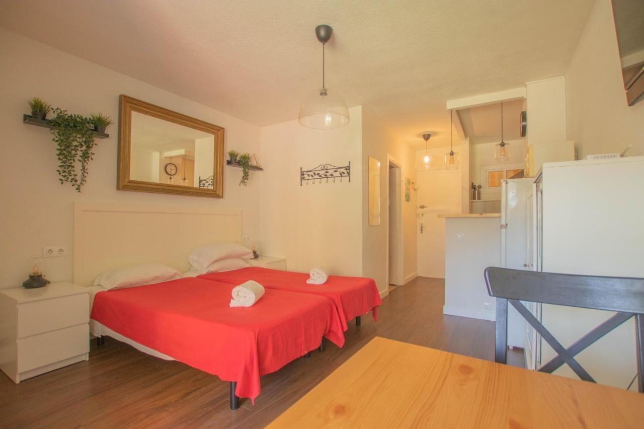 Apartment Seaside Vista Apartment: Pool Views Near Beach *