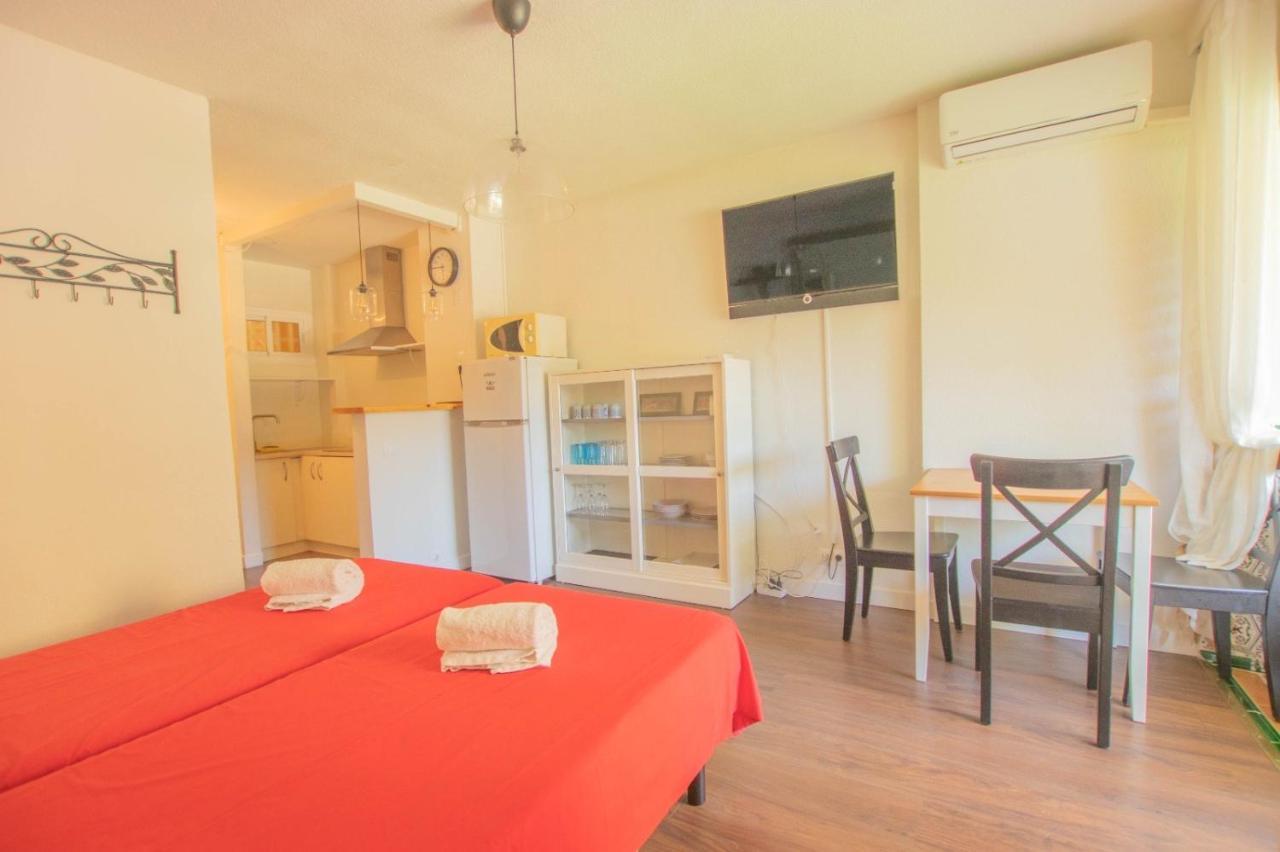 Seaside Vista Apartment: Pool Views Near Beach *