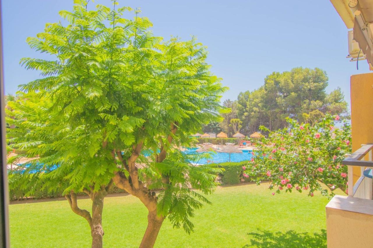 Seaside Vista Apartment: Pool Views Near Beach *